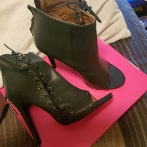 New green shoe boots